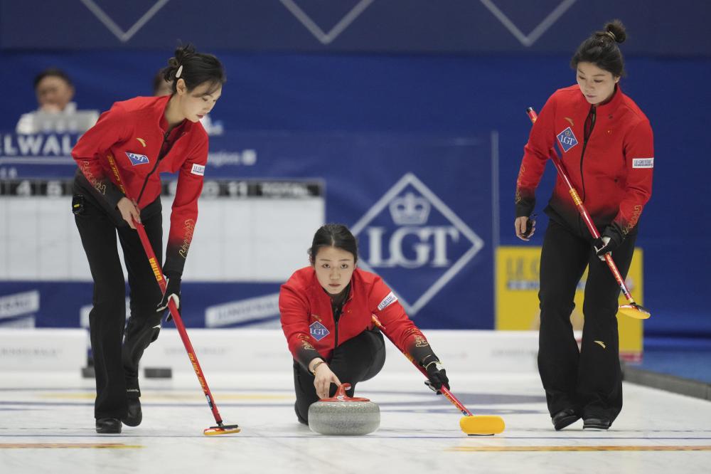 黄牌！狂巴西上演火爆冲突，拉菲尼亚怒吃黄牌.